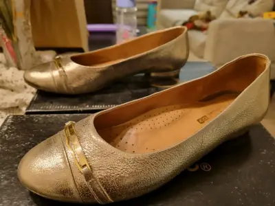 Zapatos planos dorados con detalle metálico - miniatura 2