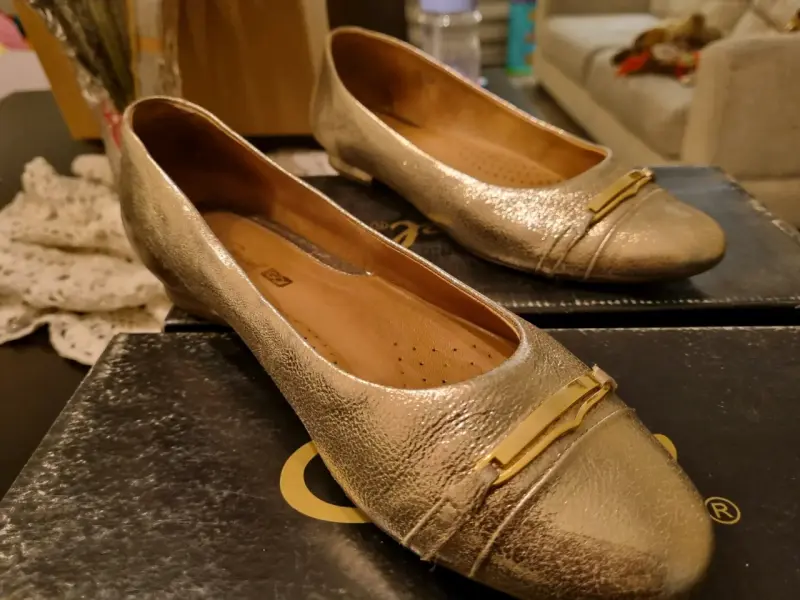 Zapatos planos dorados con detalle metálico - 3