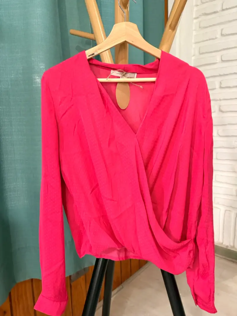 Blusa fucsia de manga larga elegante