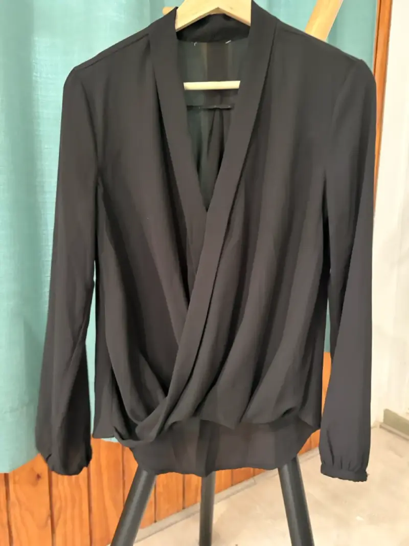 Blusa negra elegante de mujer