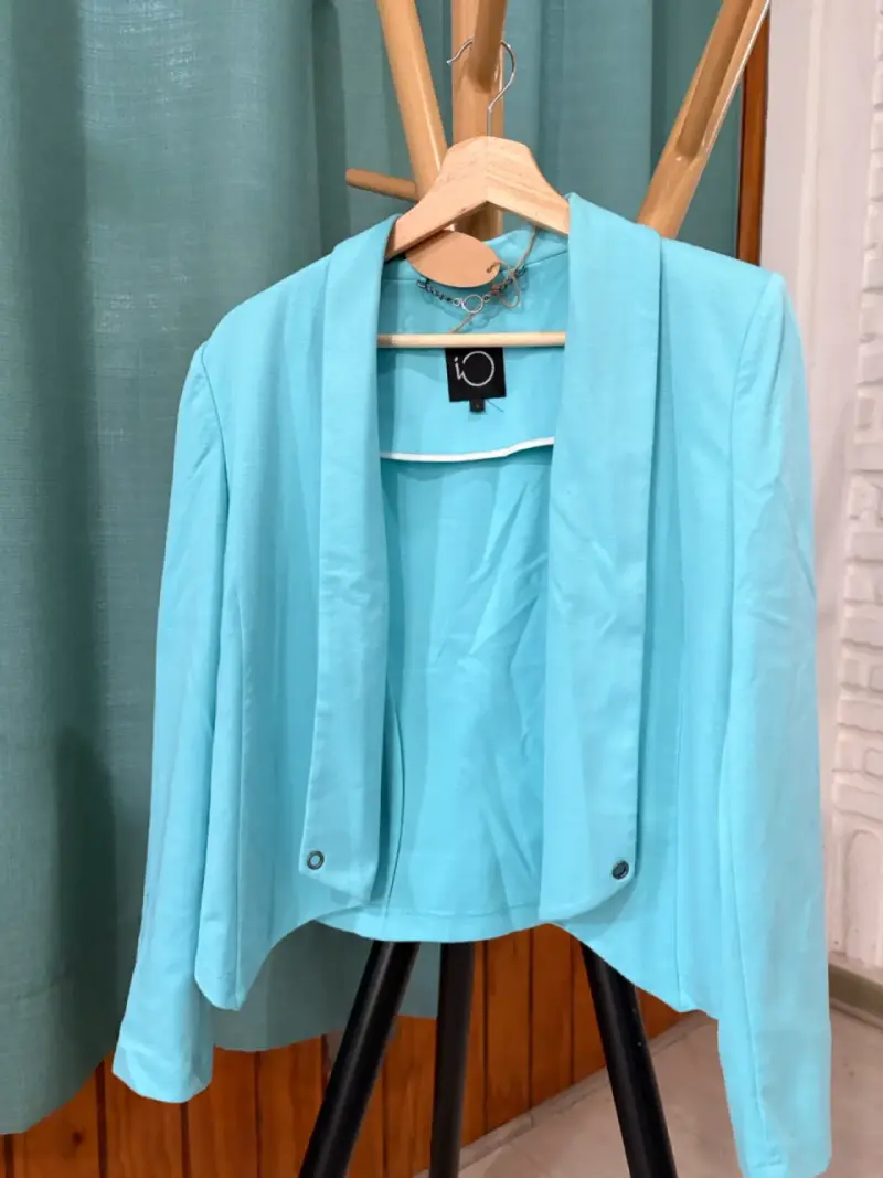 Blazer turquesa marca IO elegante