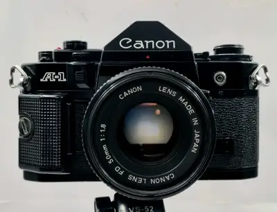 Cámara Canon A-1 con lente 50mm f/1.8 - miniatura 1