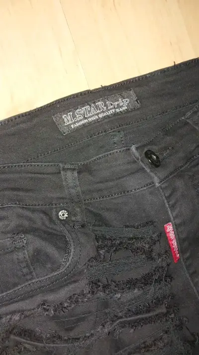 Jeans flared negros estilo moderno - miniatura 2