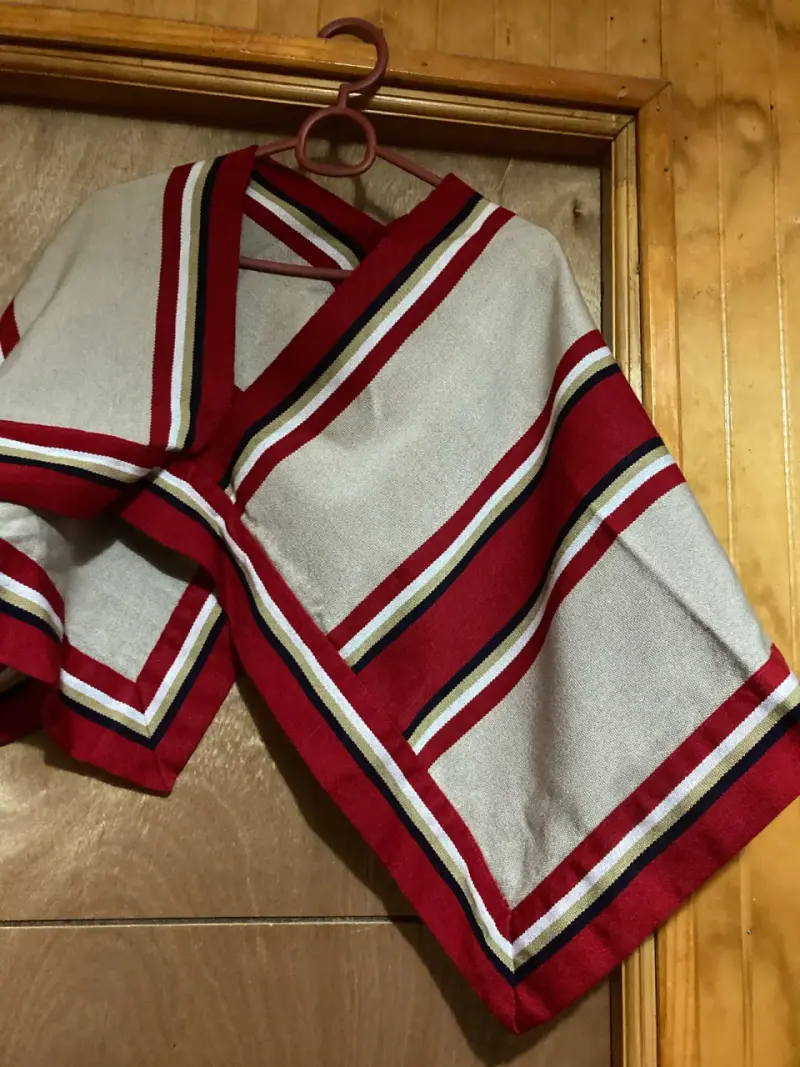 Poncho de lana con diseño a rayas