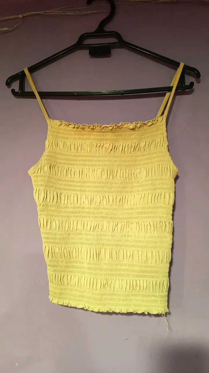 Top amarillo con tirantes delgados - 1