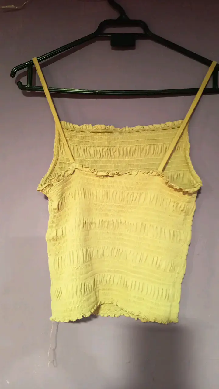 Top amarillo con tirantes delgados - 2