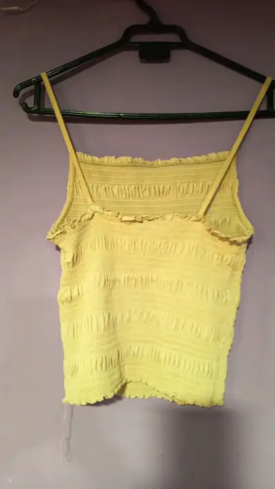 Top amarillo con tirantes delgados - miniatura 2