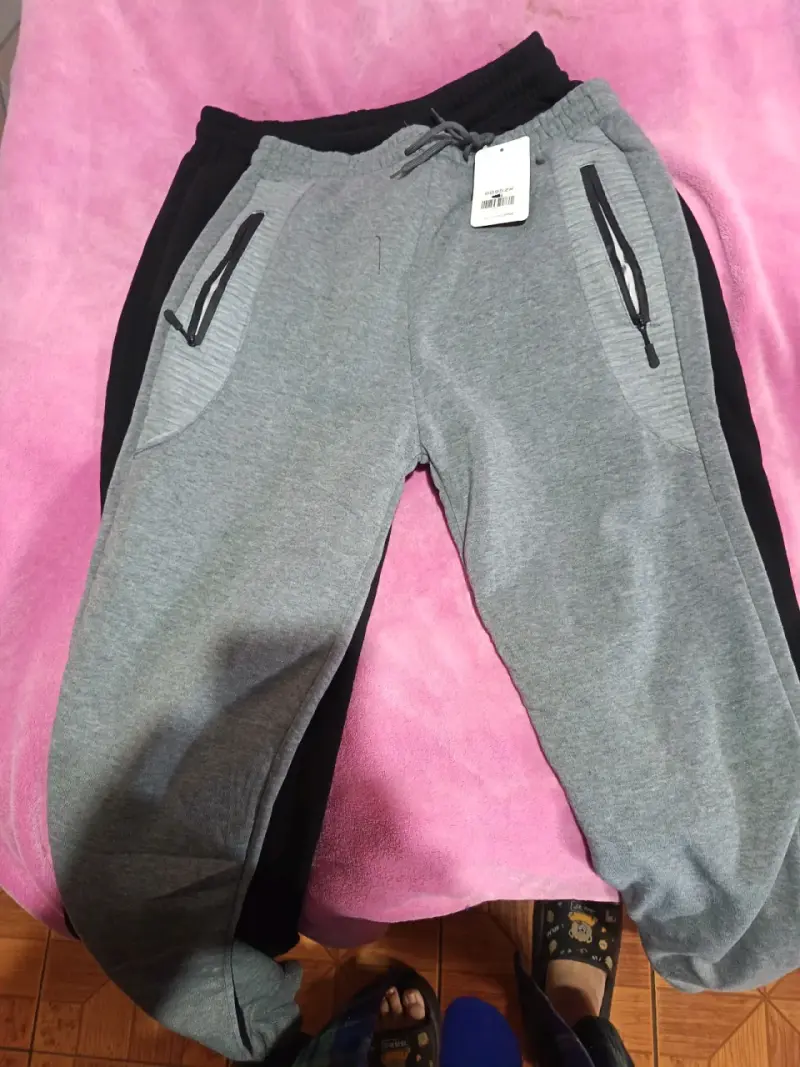 Pantalones deportivos gris con bolsillos - 1