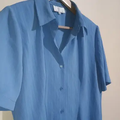 Blusa azul de manga corta para mujer - miniatura 5