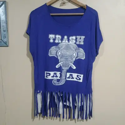 Polera azul con diseño de elefante y flecos - miniatura 1