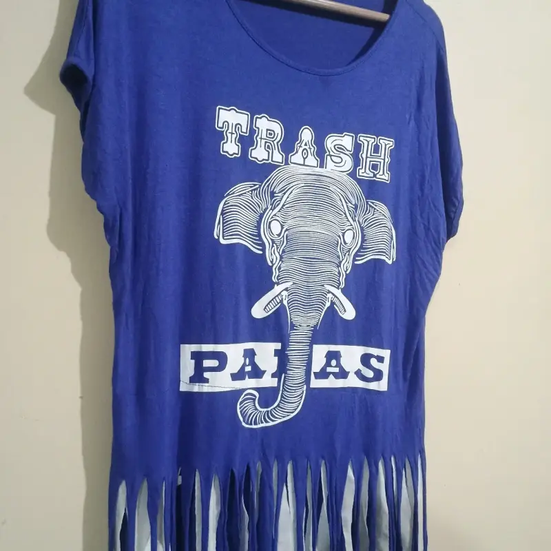 Polera azul con diseño de elefante y flecos - 3
