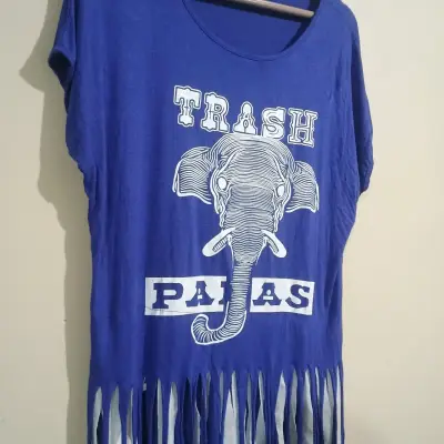 Polera azul con diseño de elefante y flecos - miniatura 3