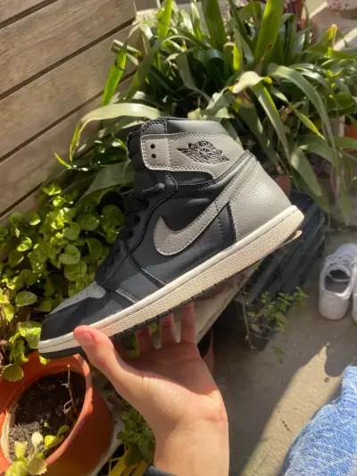 Zapatillas Air Jordan 1 negras y grises - miniatura 2