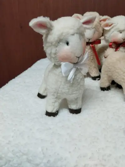 Adorable oveja de peluche con lazo - miniatura 1