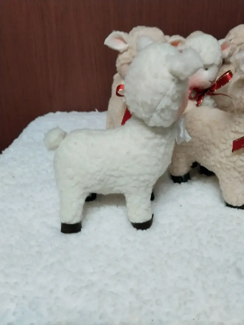 Adorable oveja de peluche con lazo - 2