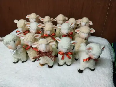 Adorable oveja de peluche con lazo - miniatura 3