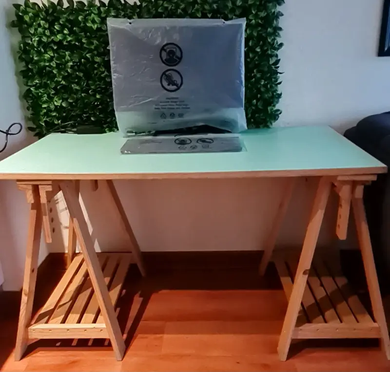 Escritorio de madera con caballetes - 1