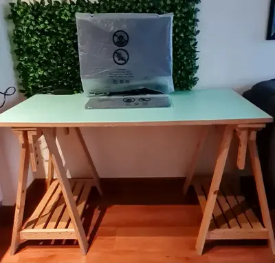 Escritorio de madera con caballetes - miniatura 1