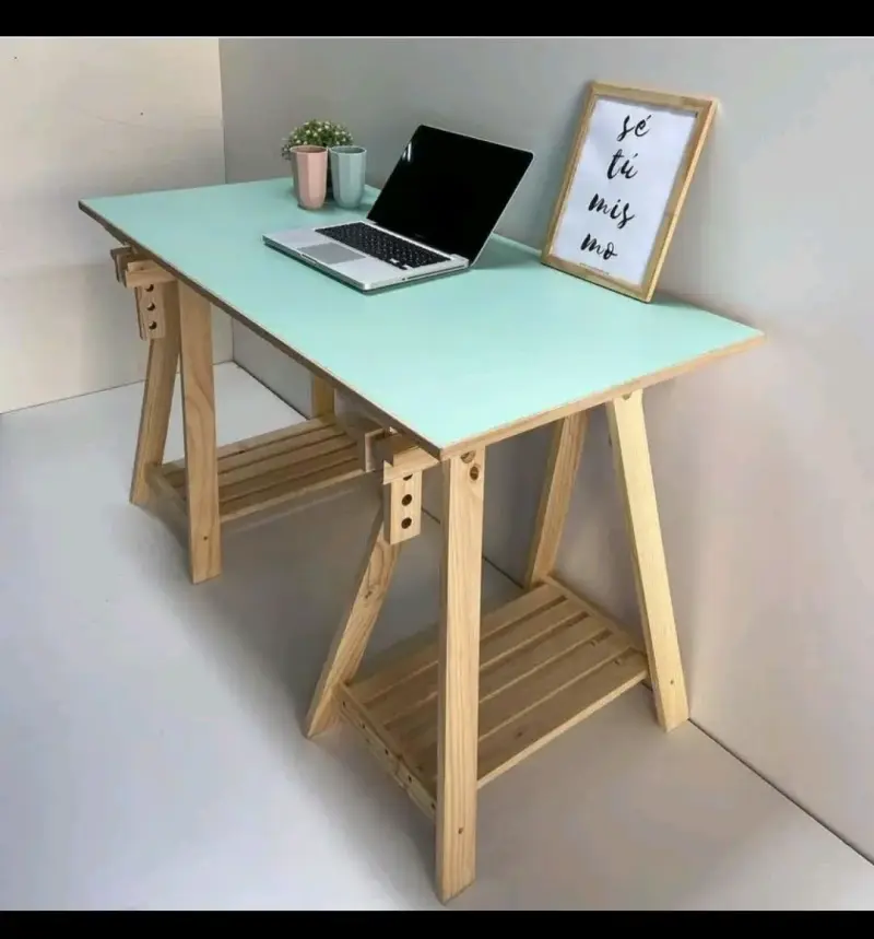 Escritorio de madera con caballetes - 2