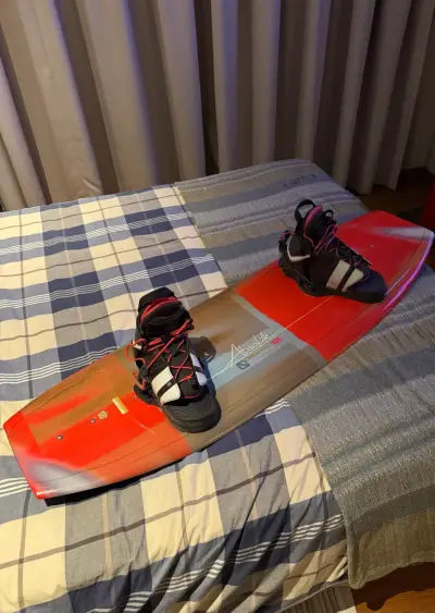 Tabla de wakeboard Absolute con fijaciones - miniatura 1