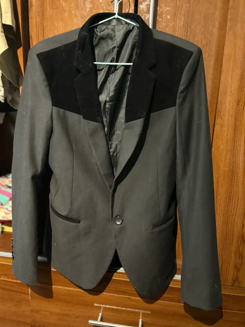 Blazer negro con detalles de terciopelo - 1