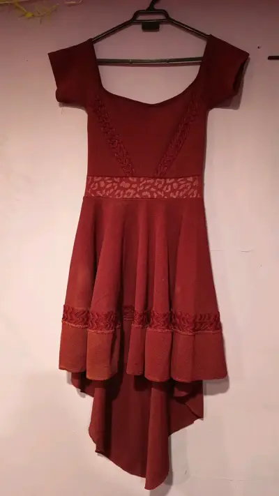 Hermoso Vestido rojo elegante con encaje - miniatura 1