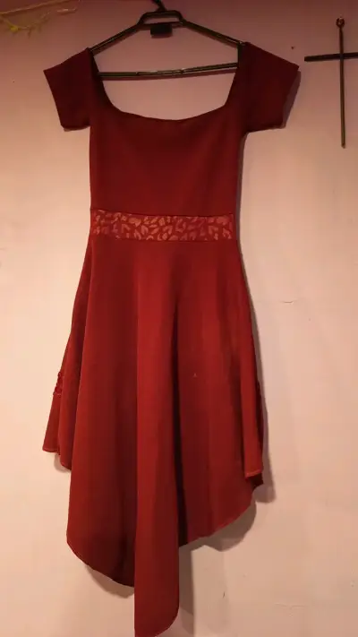 Hermoso Vestido rojo elegante con encaje - miniatura 2