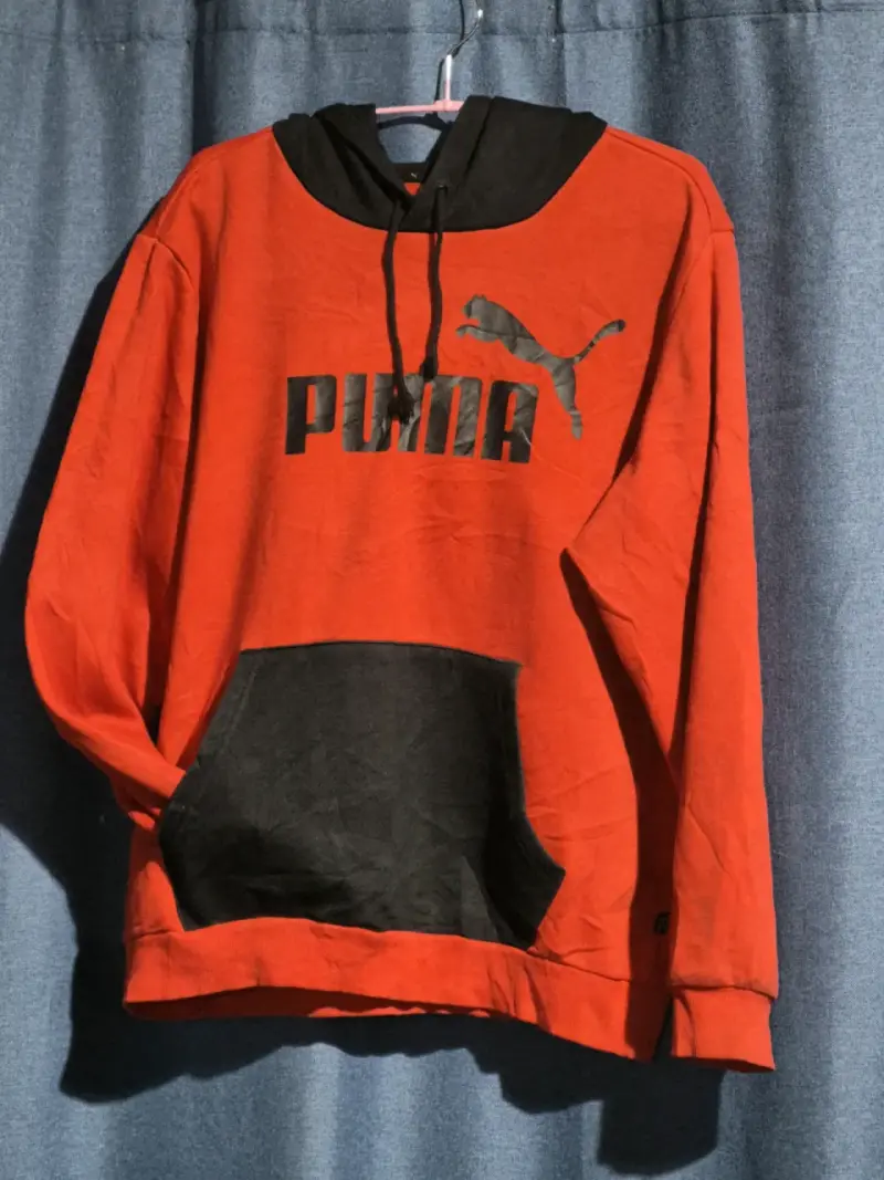 Polerón Puma rojo con capucha