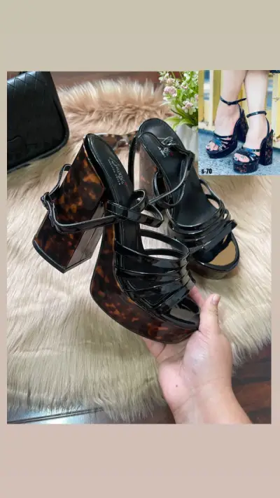 Sandalias de tacón alto negras con estampado - miniatura 1