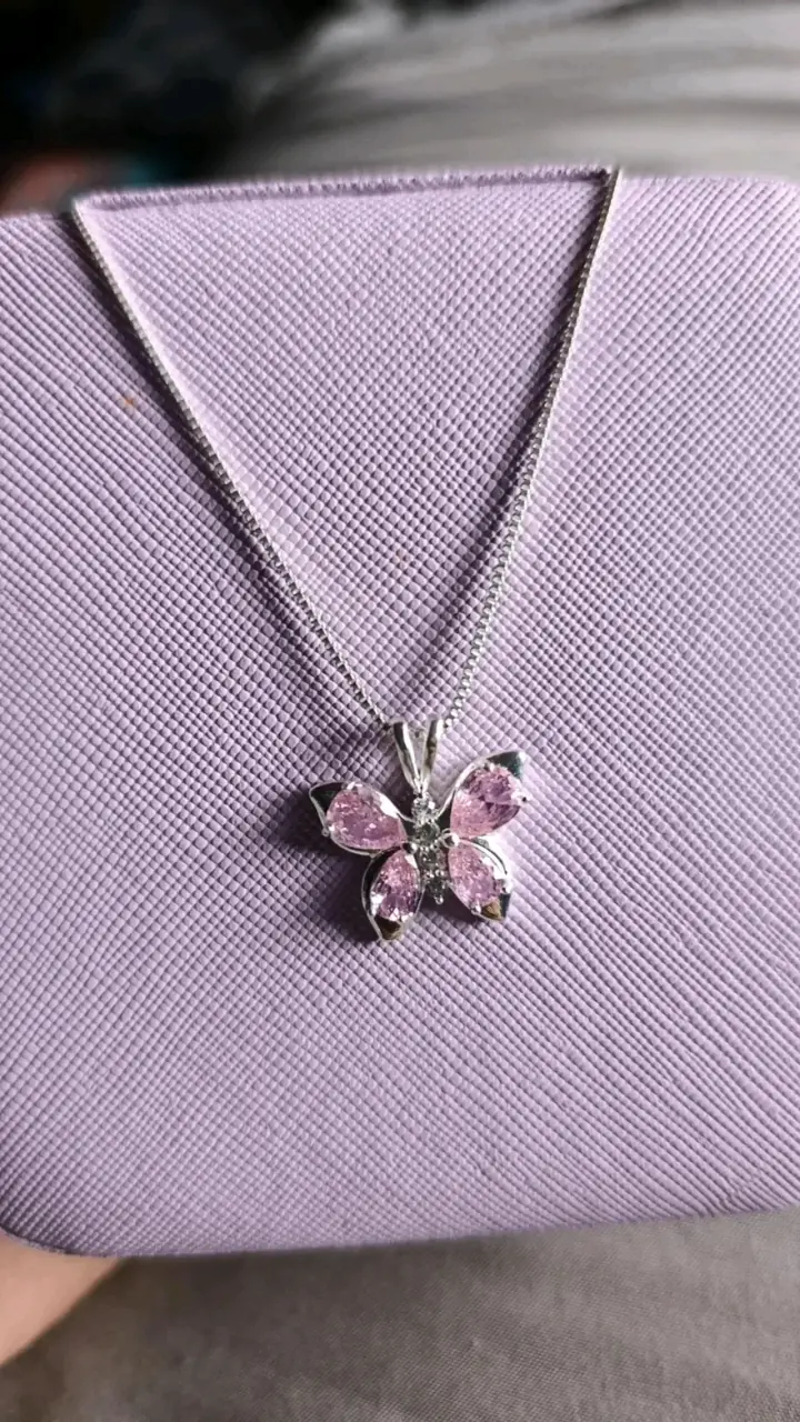 Collar de mariposa con piedras rosadas