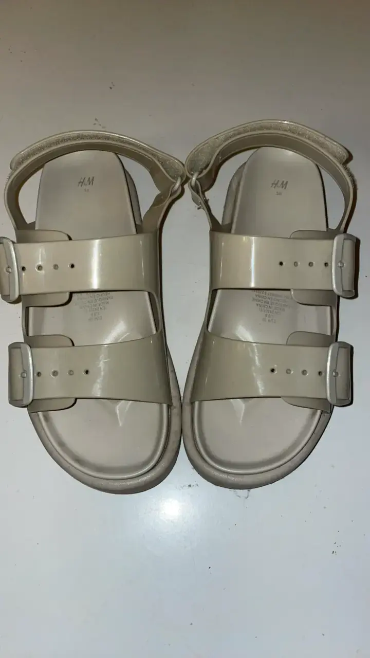Sandalias beige H&M con hebillas - 1