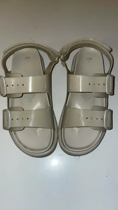 Sandalias beige H&M con hebillas - miniatura 1