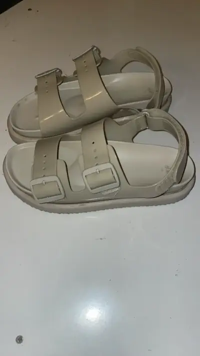 Sandalias beige H&M con hebillas - miniatura 2