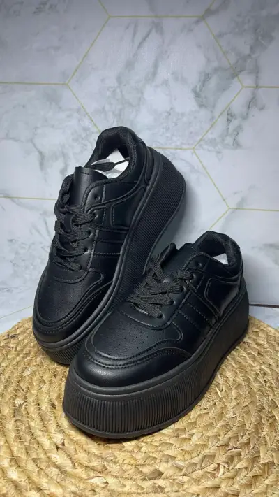 Zapatillas negras con plataforma - miniatura 2