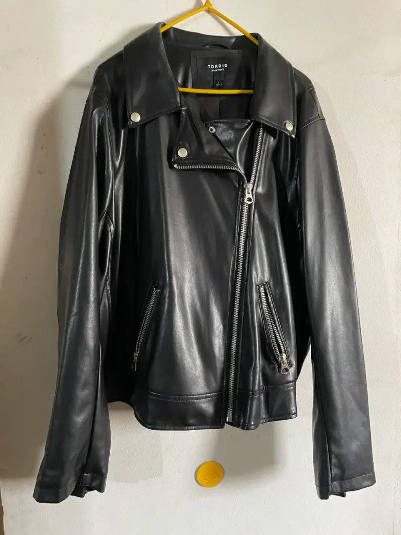 Chaqueta tipo cuero negra Torrid