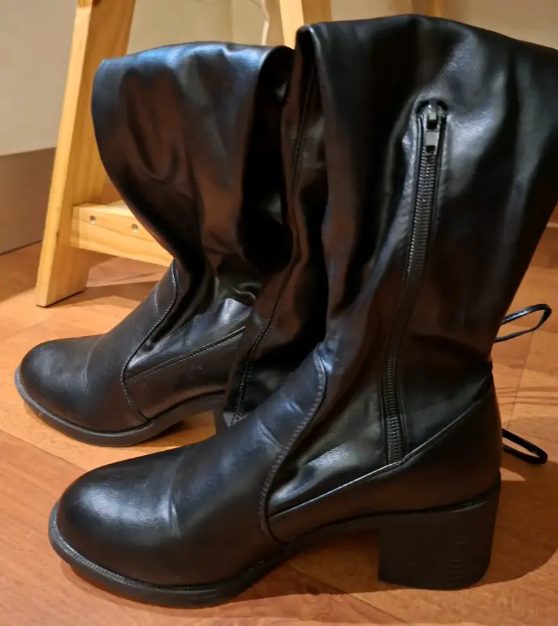 Botas negras por encima de las rodillas - 1