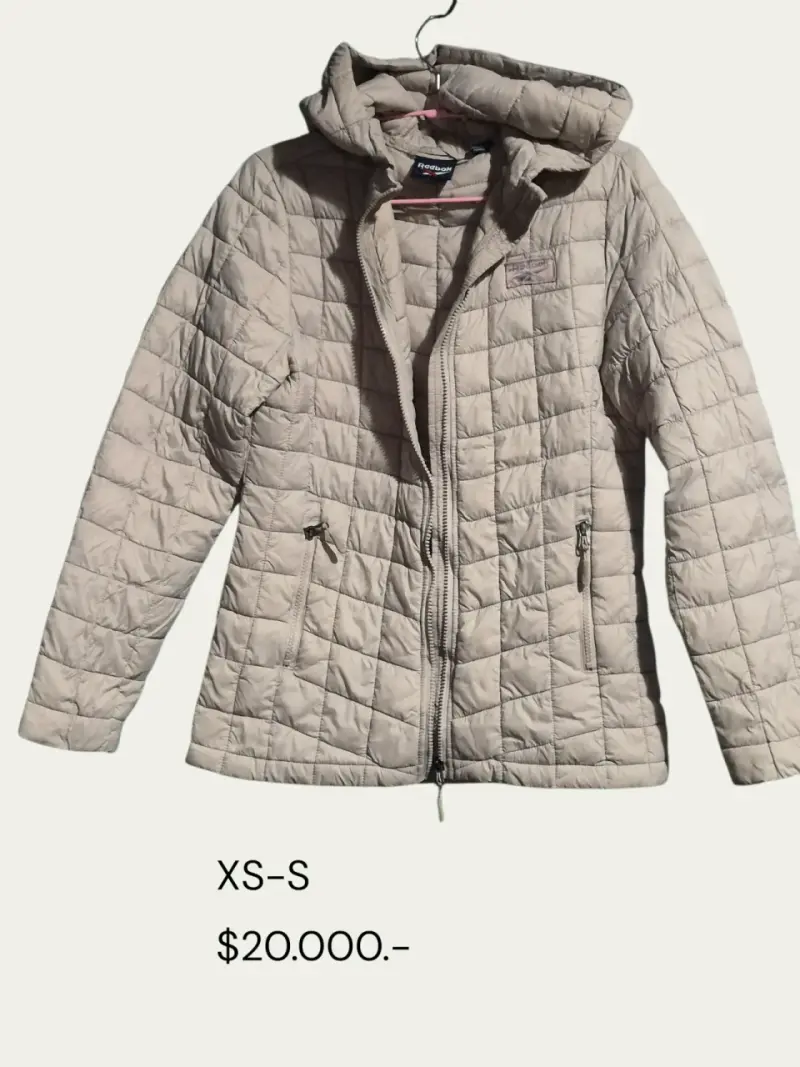Chaqueta acolchada Reebok gris claro con capucha