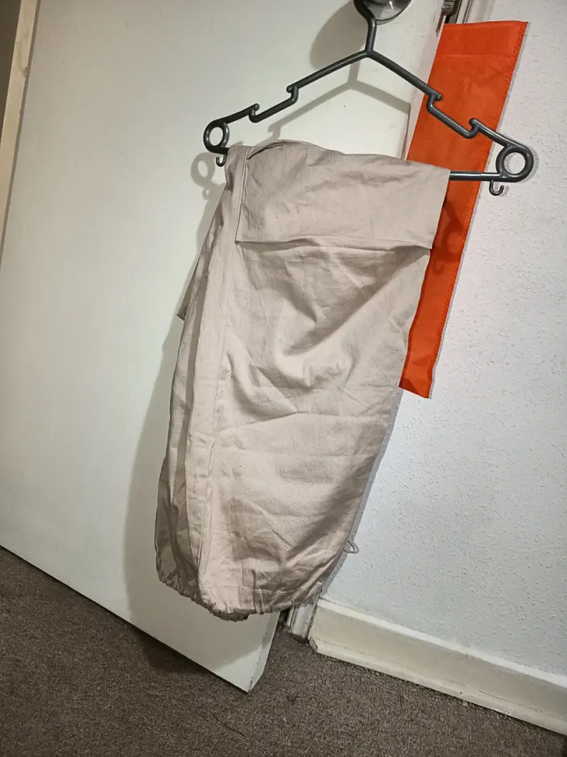 Pantalones cargo beige ajustable