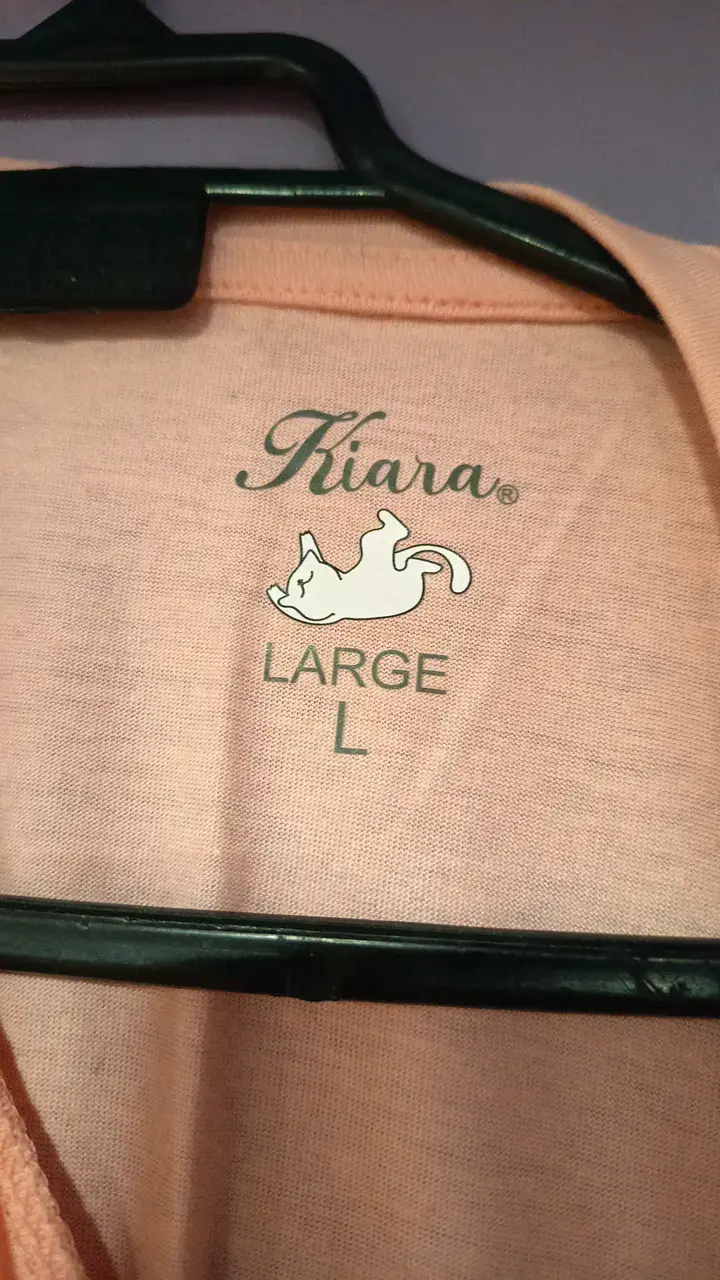 Polera sin mangas color durazno con diseño - 2