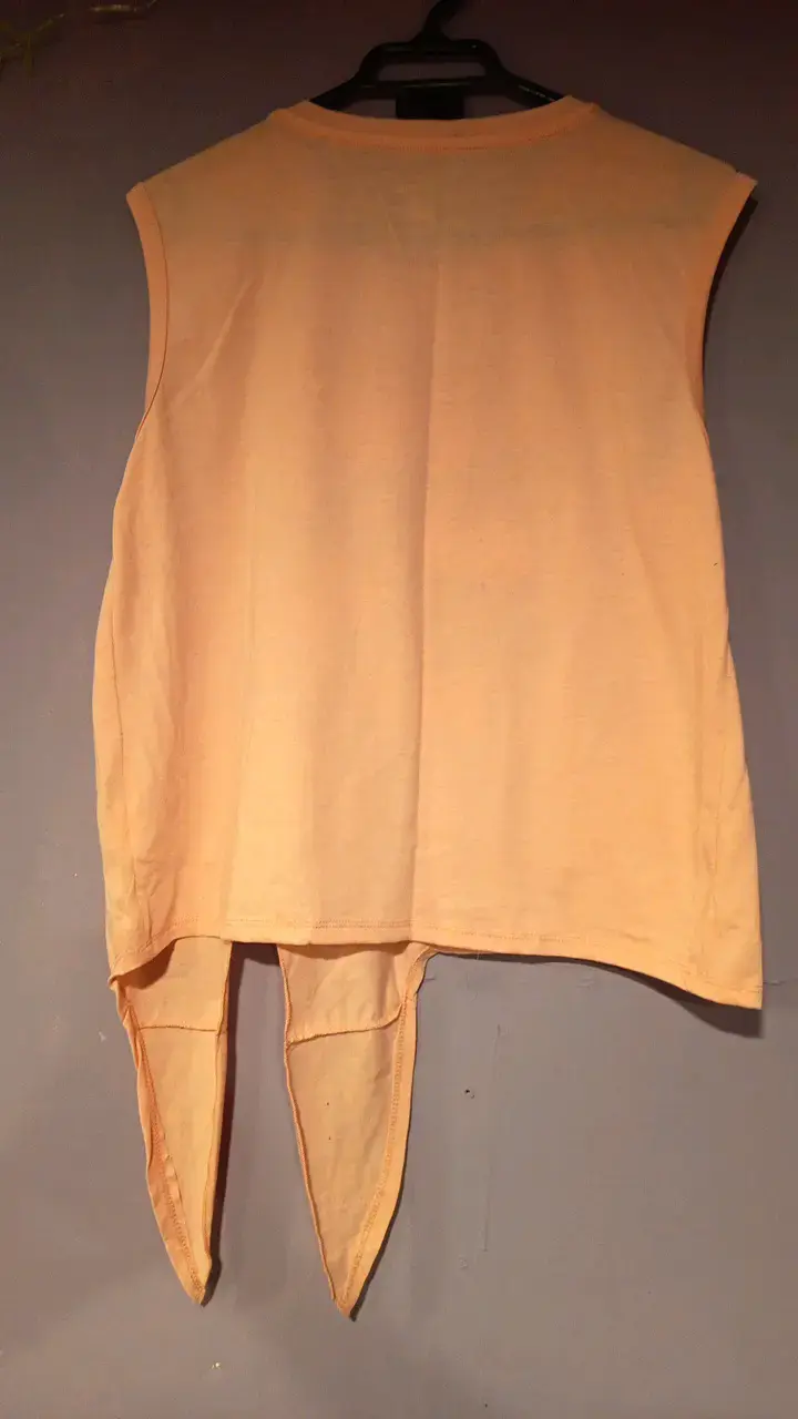 Polera sin mangas color durazno con diseño - 3