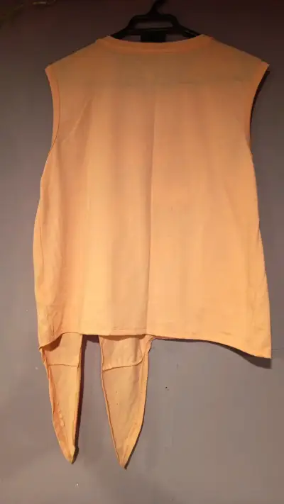 Polera sin mangas color durazno con diseño - miniatura 3