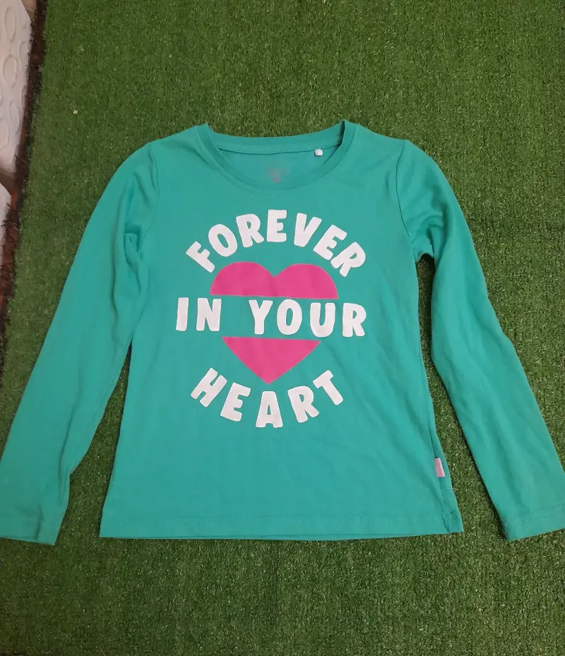 Polera verde con diseño 'Forever in Your Heart' - 1