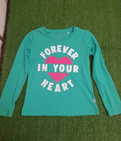 Polera verde con diseño 'Forever in Your Heart' - miniatura 1