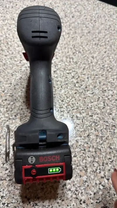 Taladro inalámbrico Bosch con batería recargable - miniatura 1