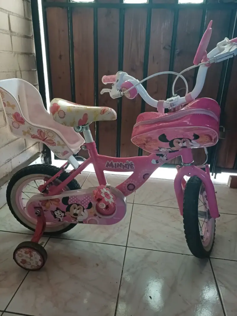 Bicicleta infantil Minnie Mouse rosada con rueditas - 1
