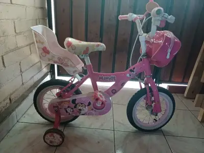 Bicicleta infantil Minnie Mouse rosada con rueditas - miniatura 2