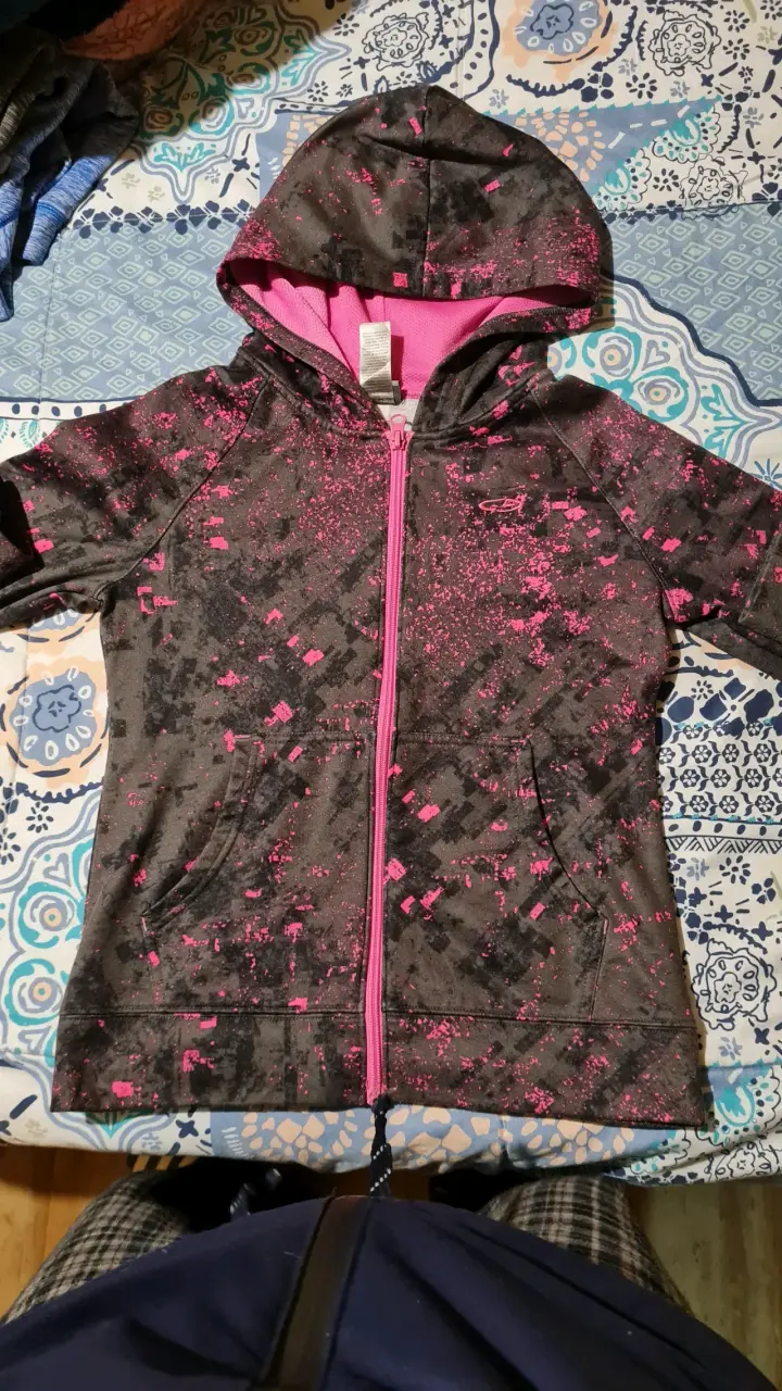 Polerón niña con capucha estampado negro y rosado - 1