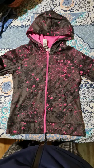Polerón niña con capucha estampado negro y rosado - miniatura 1