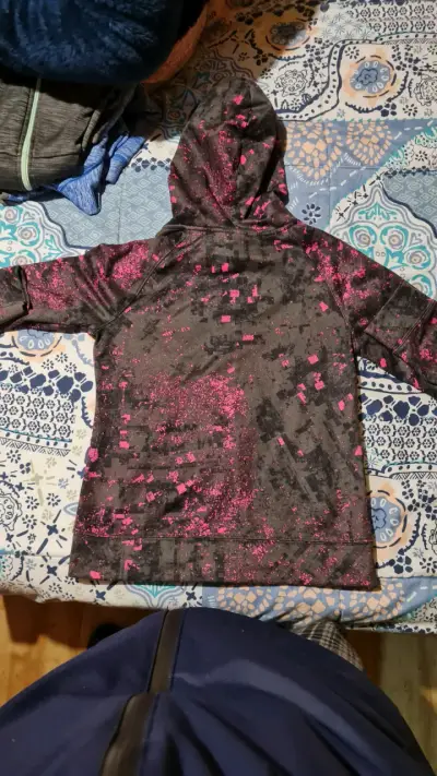 Polerón niña con capucha estampado negro y rosado - miniatura 3