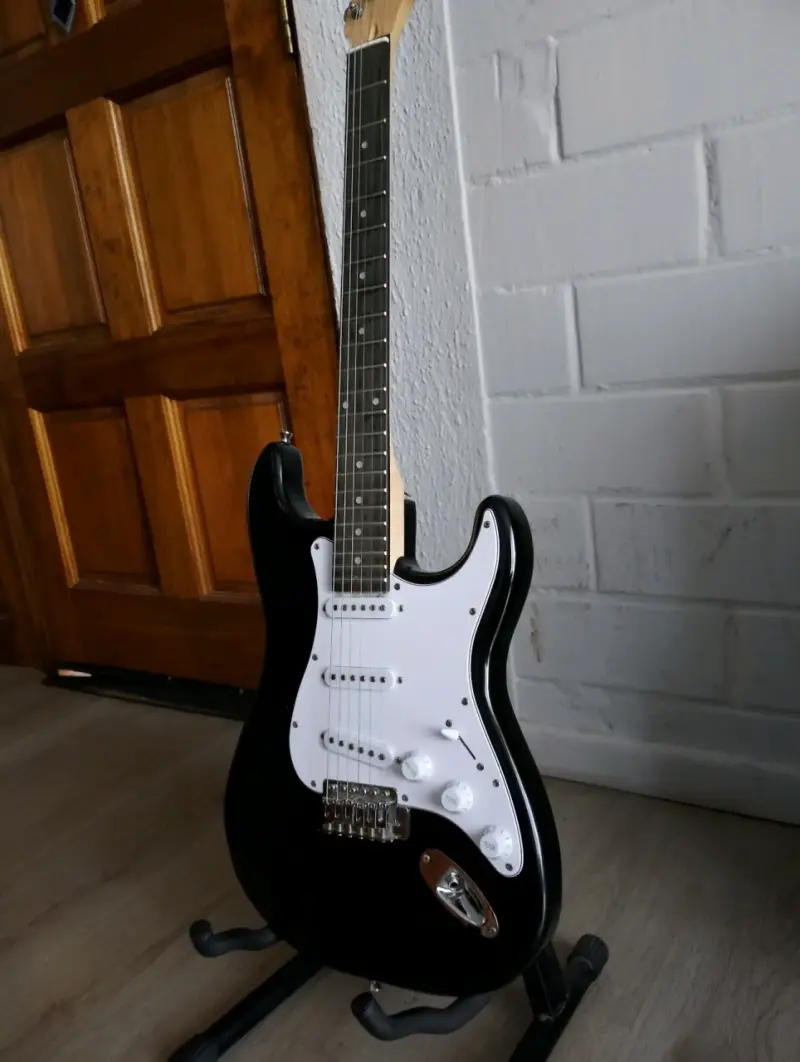 Guitarra eléctrica negra estilo Stratocaster - 1
